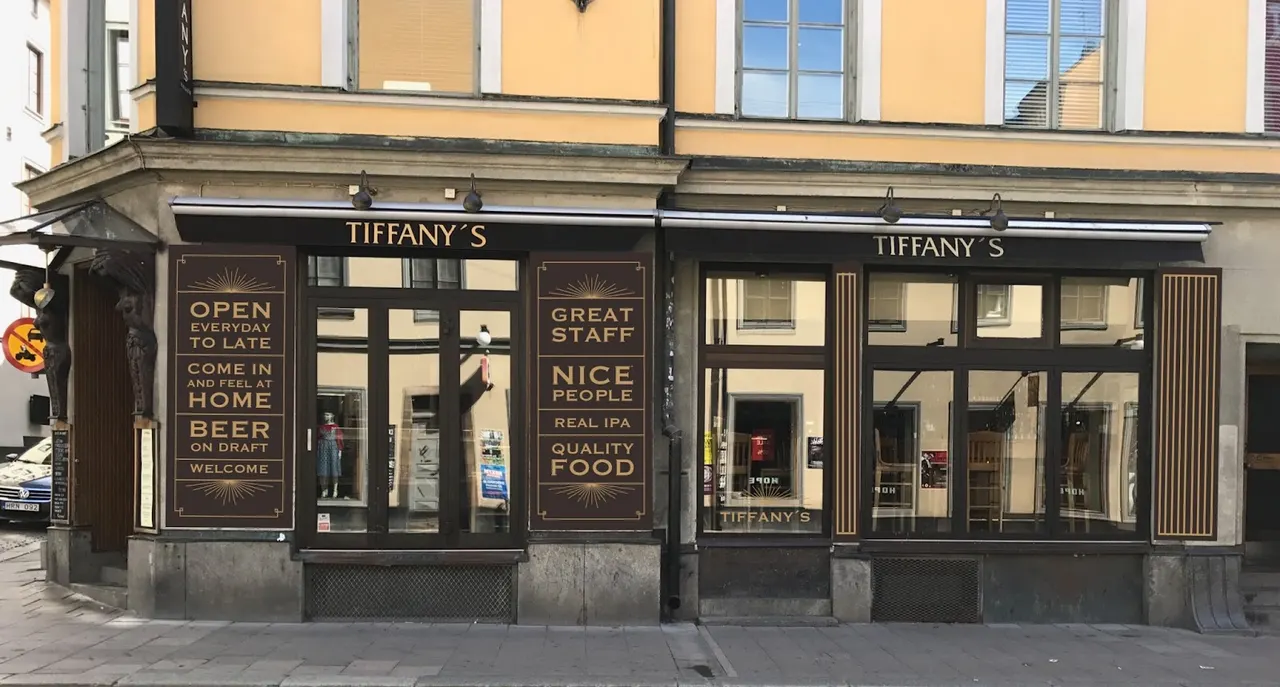 Tiffany's fasad med skyltfönster på Götgatan, Södermalm