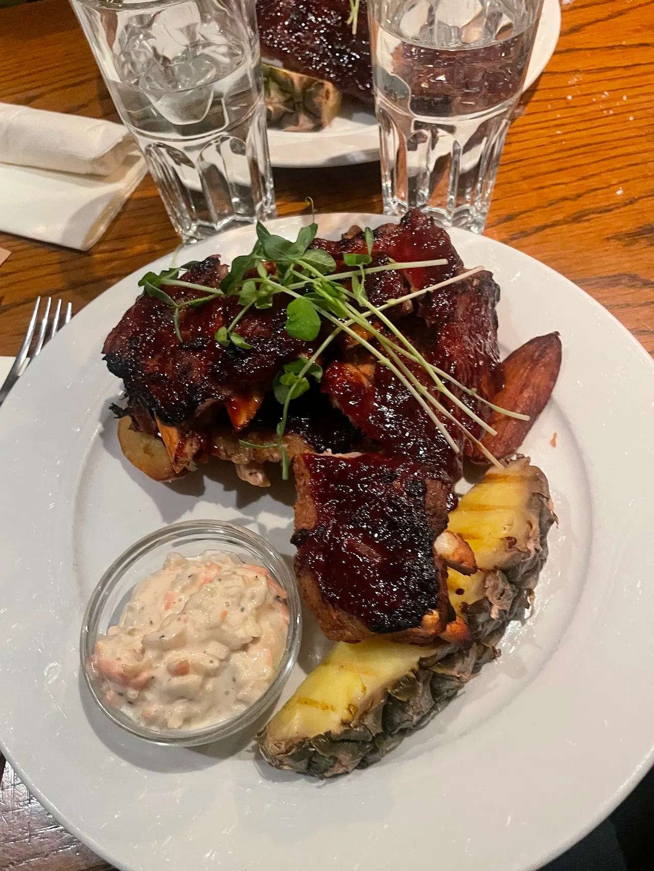 Grillade revbensspjäll med ananas på Tiffany's
