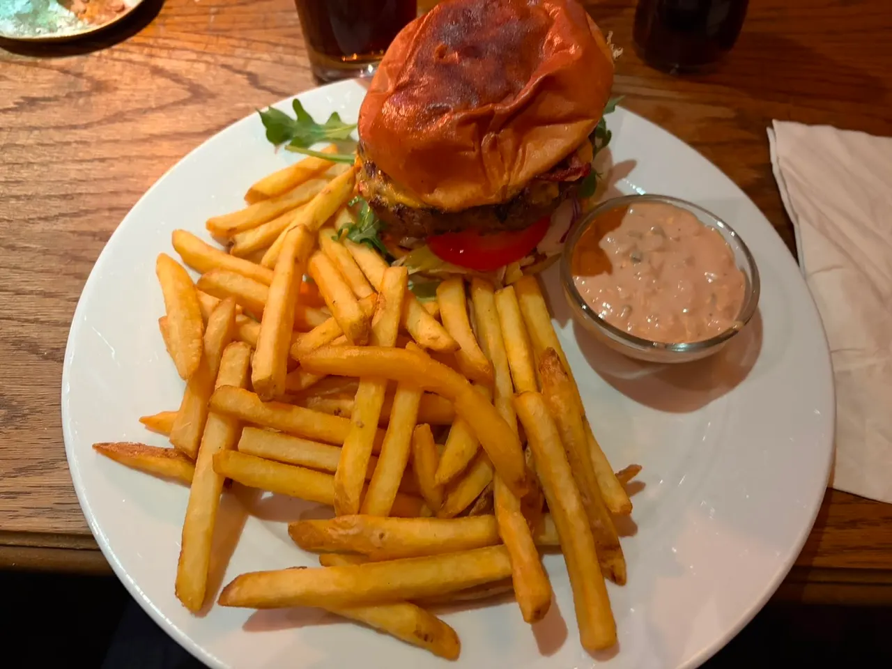 Hamburgare med pommes och dressing på Tiffany's, Södermalm