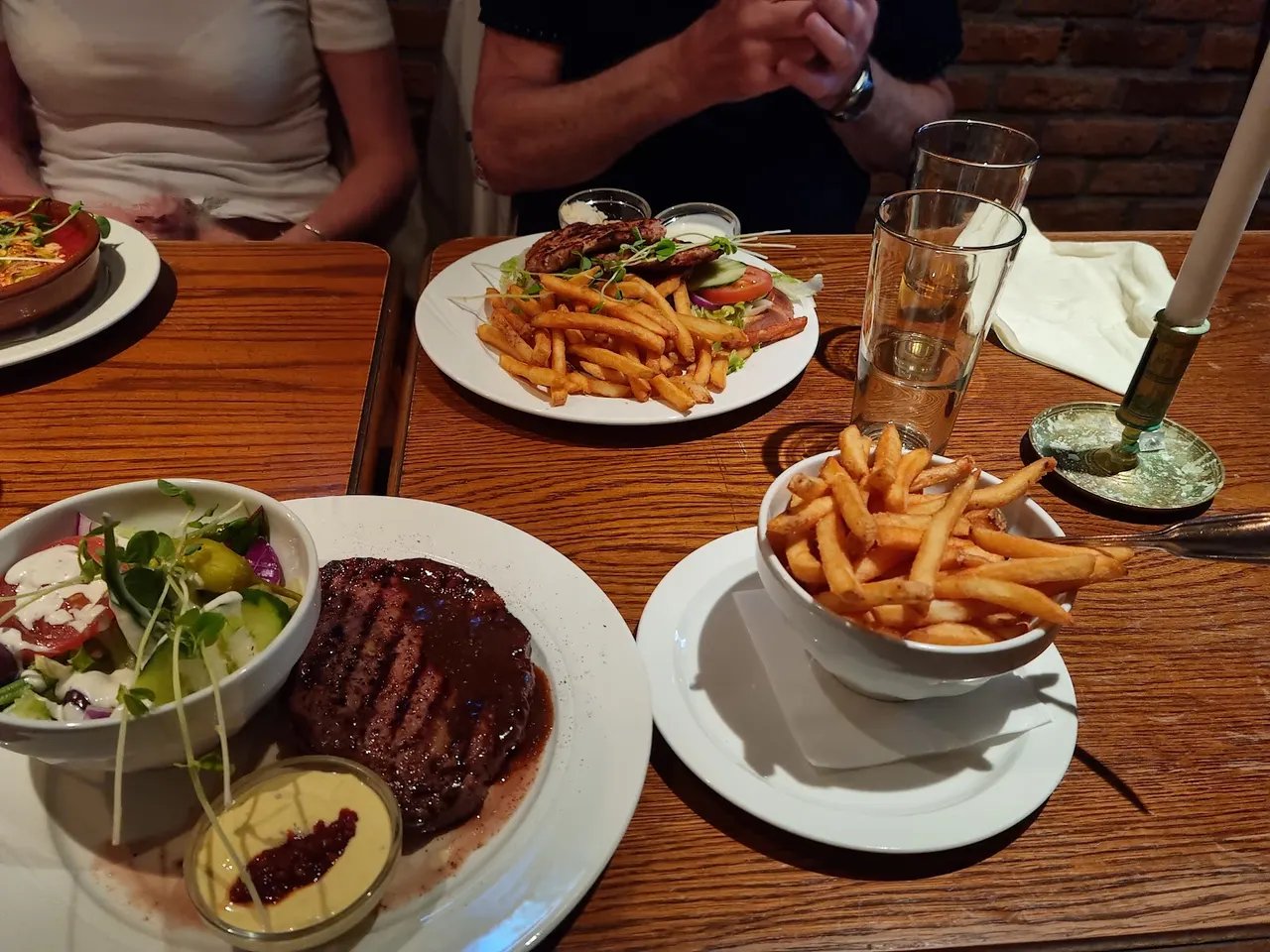 Biff, sallad och pommes serverade på bord hos Tiffany's